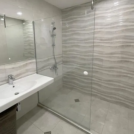 Peter House - Free Parking Apartment